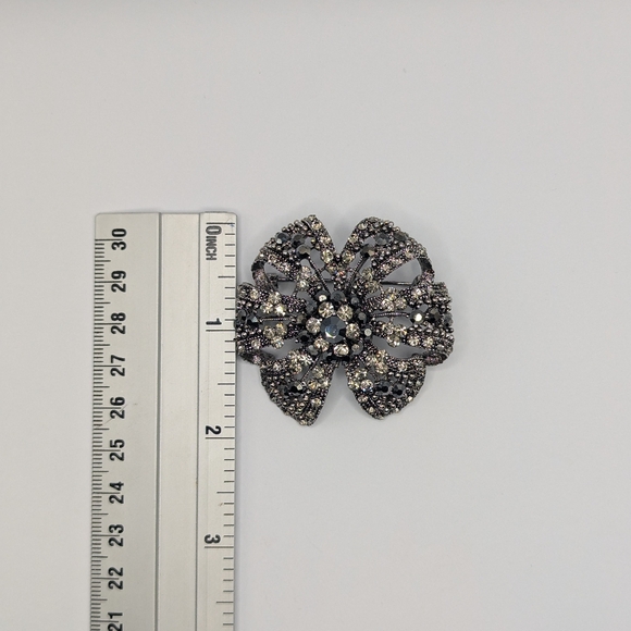 Sparkle bow brooch - Picture 5 of 6